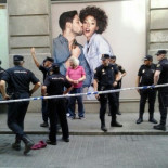 Hombre esposado por gritar "Viva la República" al paso de la comitiva real