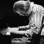 Bill Evans, el descenso a los infiernos del pianista que murió de pena
