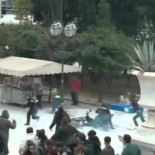 Policía atropellando gente en Grecia y después...