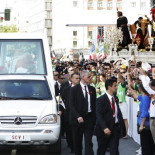 Un alemán denuncia a Benedicto XVI por no abrocharse el cinturón en el papamóvil