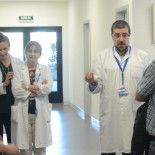 El gerente del hospital de Vigo dedica sus horas de trabajo a arrancar carteles de protestas de trabajadoras [GL]