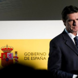 “Si queremos cargarnos al ministro Soria, nos dura una semana”. Las televisiones manejan un dossier para acabar con él