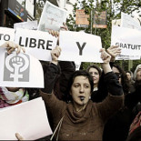 Escrache a favor del aborto en la casa de Gallardón