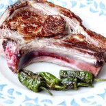 Chuleton de ternera con pimientos de padrón