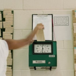 El director de Administración de Vipasa, despedido por manipular la máquina de fichar en el trabajo