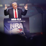 Trump ya supera a Hillary Clinton en intencion de voto, de largo en 5 grandes encuestas.[ENG]