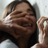 Tres jóvenes violan en grupo a una chica en Cambrils