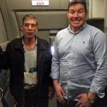 Un rehén se hace una foto con el secuestrador del avión egipcio