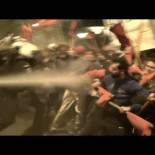 Enfrentamiento desigual entre policías y manifestantes en Atenas