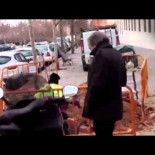 Vecinos de Carabanchel contra Carmona durante un desahucio