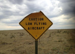 Precaución, avión volando bajo
