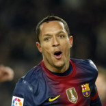 Adriano firma su renovación con el Barça hasta 2017
