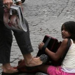 Una niña gitana, golpeada en el centro de Atenas