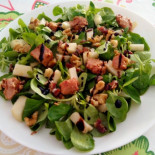 Ensalada de pera, foie, jamón y nueces