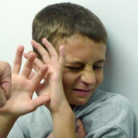 Un chico minusválido graba el acoso al que le sometían en el colegio. La policía lo detiene por escuchas ilegales [eng]