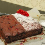 Bizcocho de chocolate y frutos rojos