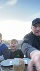 Tratando de comer arenque fermentado sueco (surstromming)