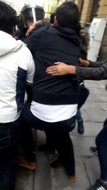 La senadora @Adriana1989sa es agredida por la policía de #Bolivia, impidiendo que pueda ingresar en la Asamblea