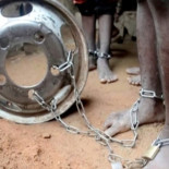 Descubren a 300 personas, la mayoría niños, encadenados y violados en un colegio en Nigeria