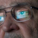 Tuiteros preocupados por sus pensiones apoyan desde casa a los ancianos que protestan frente al Congreso