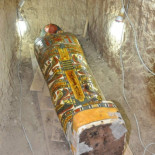 Una misión española halla el "maravilloso" cartonaje de un sirviente real egipcio en Luxor