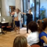 Un argentino acude a bañarse a la empresa que le cortó el agua y la luz