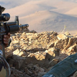 El ejército libanés planta bandera española junto a la suya en una colina tomada al DAESH [eng]