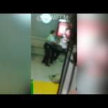 Guardia de seguridad aporrea a un hombre en la estación de tren de Benalmádena - Málaga (Video)