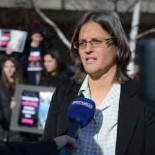 Un juez desestima la acusación contra la defensora animal que dio agua a cerdos sedientos camino del matadero