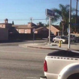Oficiales del Sheriff de Lynwood disparan a un hombre que se arrastraba por la acera [ENG]