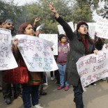 Una joven se quema a lo bonzo tras saber que el grupo que le había violado estaba en libertad