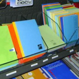 Encuentran material escolar embalado en 1999 sin estrenar