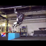Atlas, el primer robot capaz de hacer un salto mortal hacia atrás