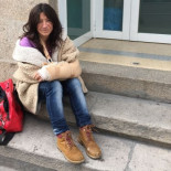 Una mujer duerme bajo un árbol del parque de O Castro tras ser operada en el hospital