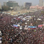 Un hombre entrega a Egipto una máscara funeraria de oro que le fue dada como regalo