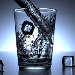 No, el agua fría no engorda aunque te lo digan en la televisión