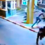 Así se rompió la pierna un policía al tratar de parar la entrada de inmigrantes