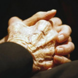 Anciana de 80 años acusada de seducir, drogar y luego robar a hombres en Polonia