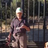 Santiago, un anciano que padece cáncer de pulmón, busca una familia que acoja a sus seis perros