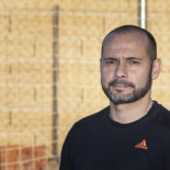 David, de la silla de ruedas a llevar a su hijo al cole de la mano gracias a la sanidad pública