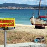 Las mariscadoras gallegas patrullan los arenales en busca de "furtivos de bañador"