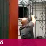 Grabado mientras envenenaba comederos de gatos