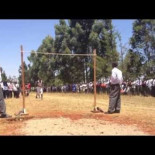 Competición de salto de altura en un instituto keniata