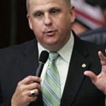 Proponen restaurar en Florida el derecho a lanzar enanos contra una pared