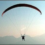 Se compra un parapente por eBay y se rompe la espalda en su primer vuelo