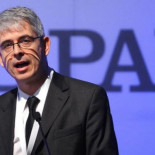 "El País" imita a "El Mundo" en su volantazo pro-Gobierno Rajoy en pleno año electoral