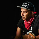 Tom Morello, de Rage Against the Machine, pide ayuda para sacar a las estudiantes de guitarra de Afganistán