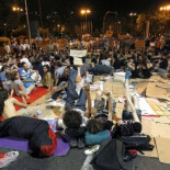 Unos 300 'indignados', junto al Congreso para la 'Operación Buenos Días Diputado'