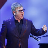 Elton John pide boicotear a Dolce & Gabbana por criticar a las familias gays