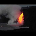 Cascada de lava sobre el mar